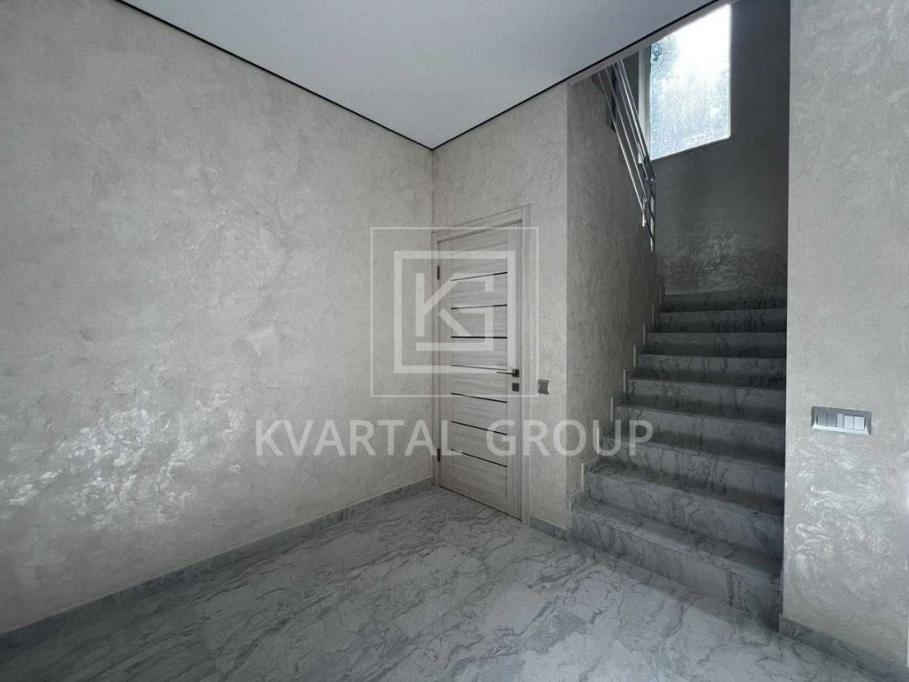 Продаж таунхауса з ремонтом 103 кв м, 4 кімнати, вбудована к