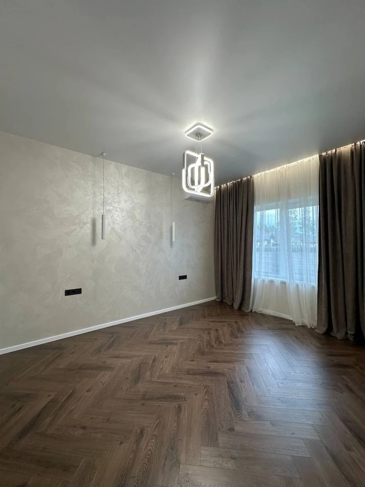 Продам будинок з ремонтом в місті Ворзель, 100 м², ділянка 4