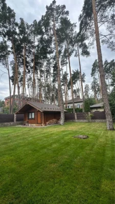 Продаж будинку з сонячною станцією серед соснового лісу в Бу