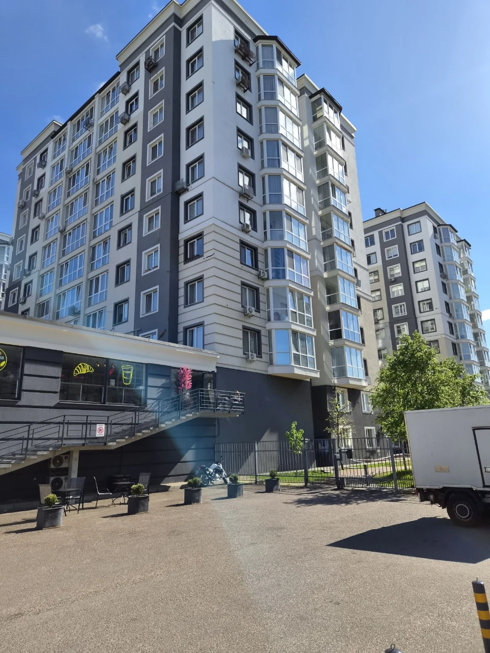 Таун з ремонтом в районі Континентах: є вся інфраструктура,