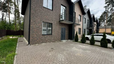 Кутовий таунхаус з частковим ремонтом, та внутрішній з ремон