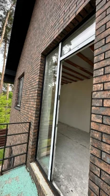 Кутовий таунхаус з частковим ремонтом, та внутрішній з ремон