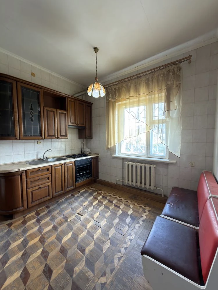 Будинок 375 м2 17 соток землі, два входи, підвал, газ. Буча