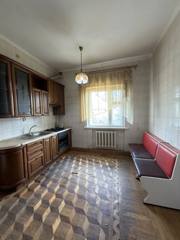 Будинок 375 м2 17 соток землі, два входи, підвал, газ. Буча