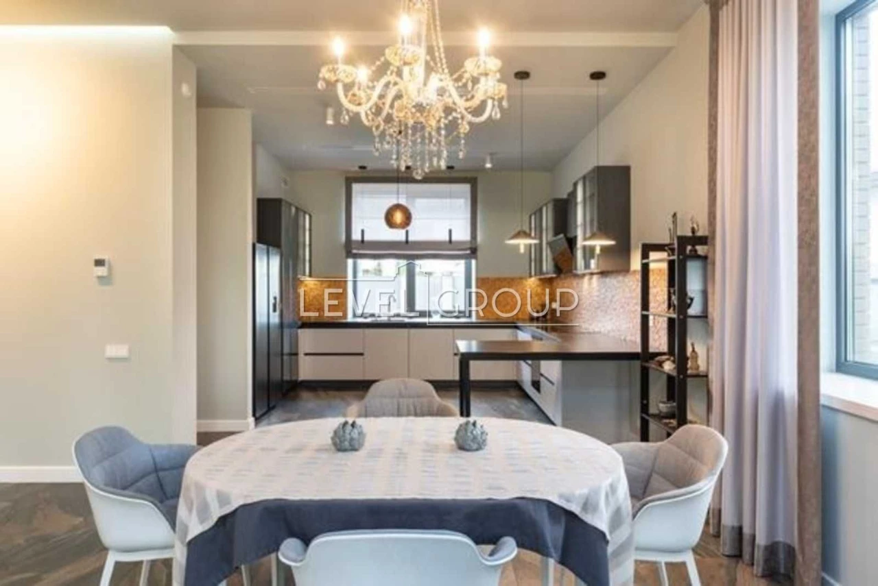 Продається сучасний будинок 290 м² з 3 терасами та 2 камінам