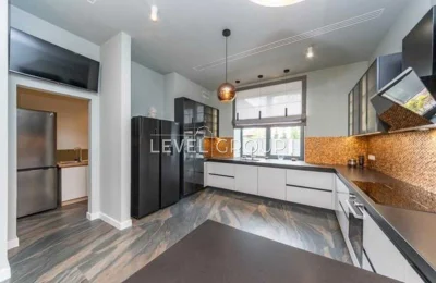 Продається сучасний будинок 290 м² з 3 терасами та 2 камінам