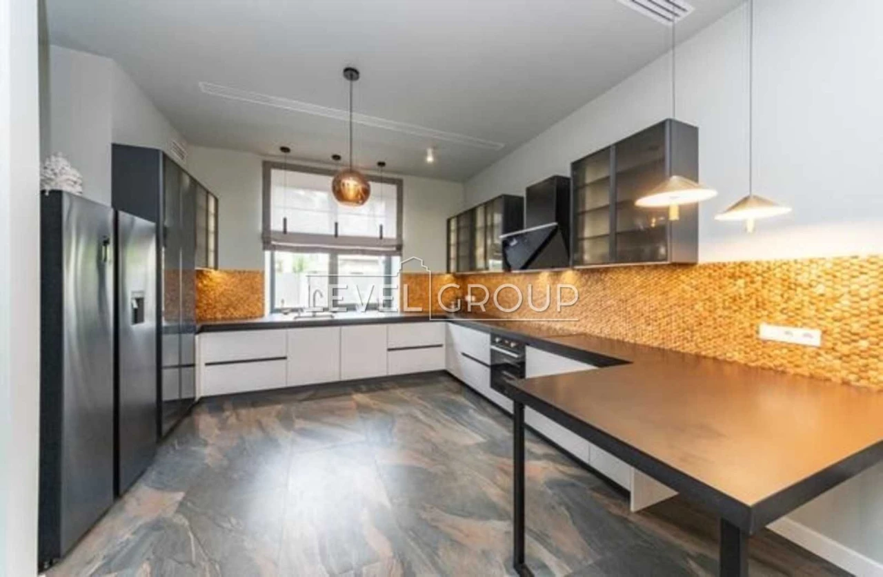 Продається сучасний будинок 290 м² з 3 терасами та 2 камінам