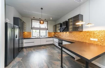 Продається сучасний будинок 290 м² з 3 терасами та 2 камінам