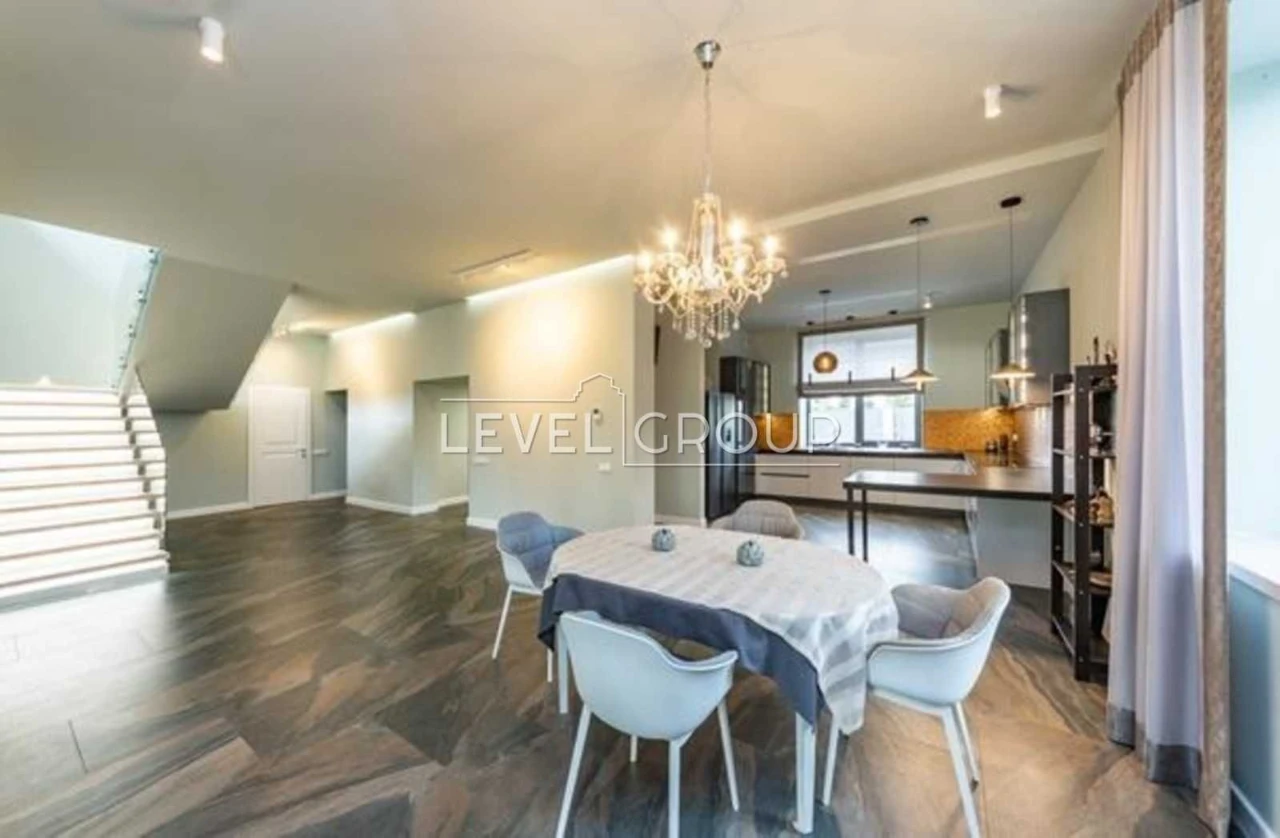 Продається сучасний будинок 290 м² з 3 терасами та 2 камінам