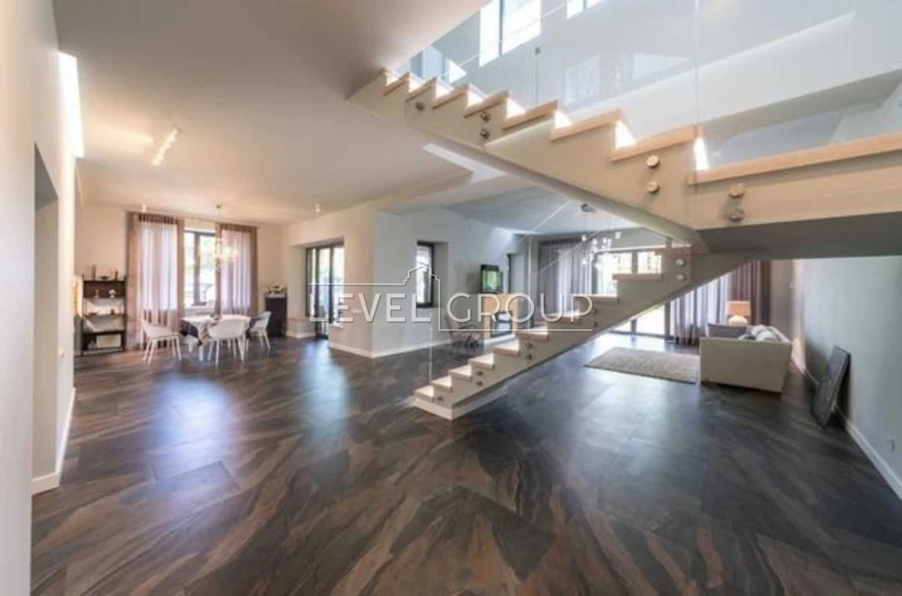 Продається сучасний будинок 290 м² з 3 терасами та 2 камінам