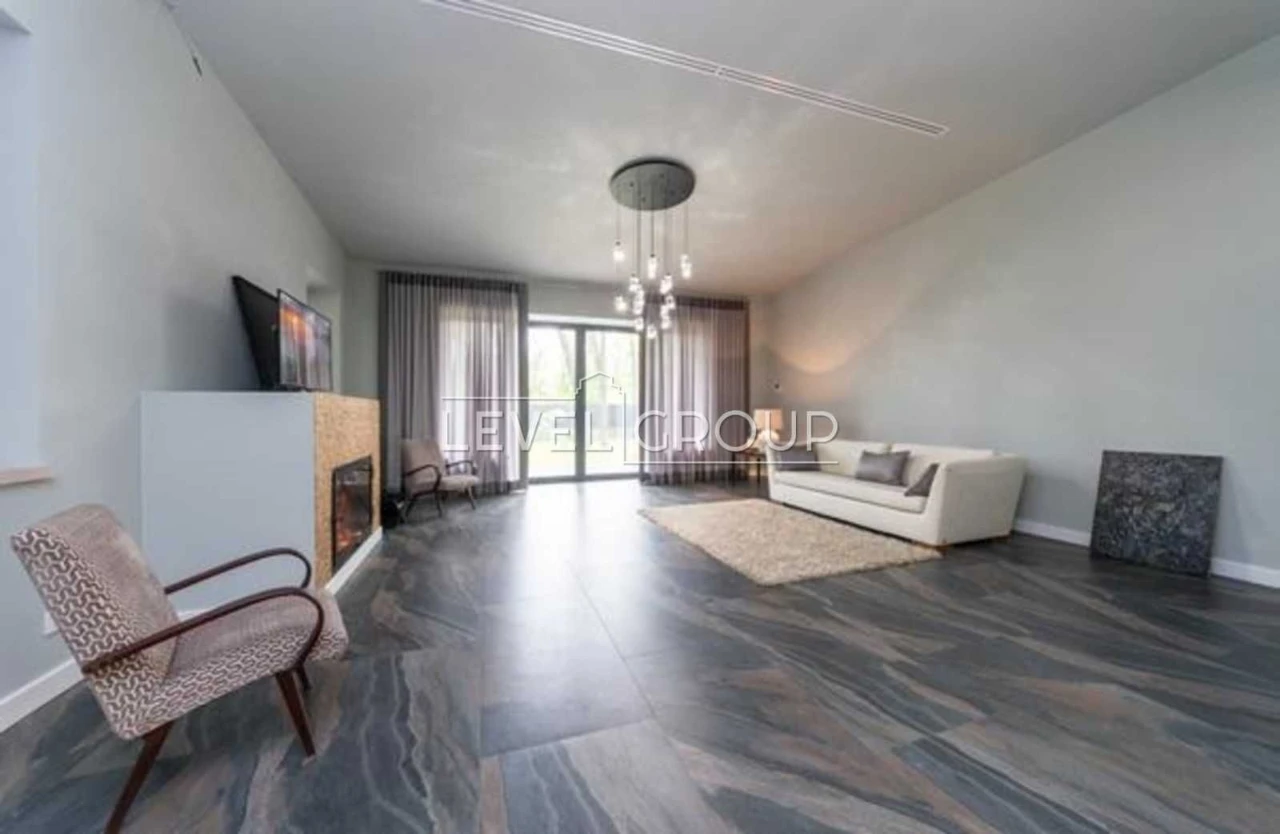 Продається сучасний будинок 290 м² з 3 терасами та 2 камінам