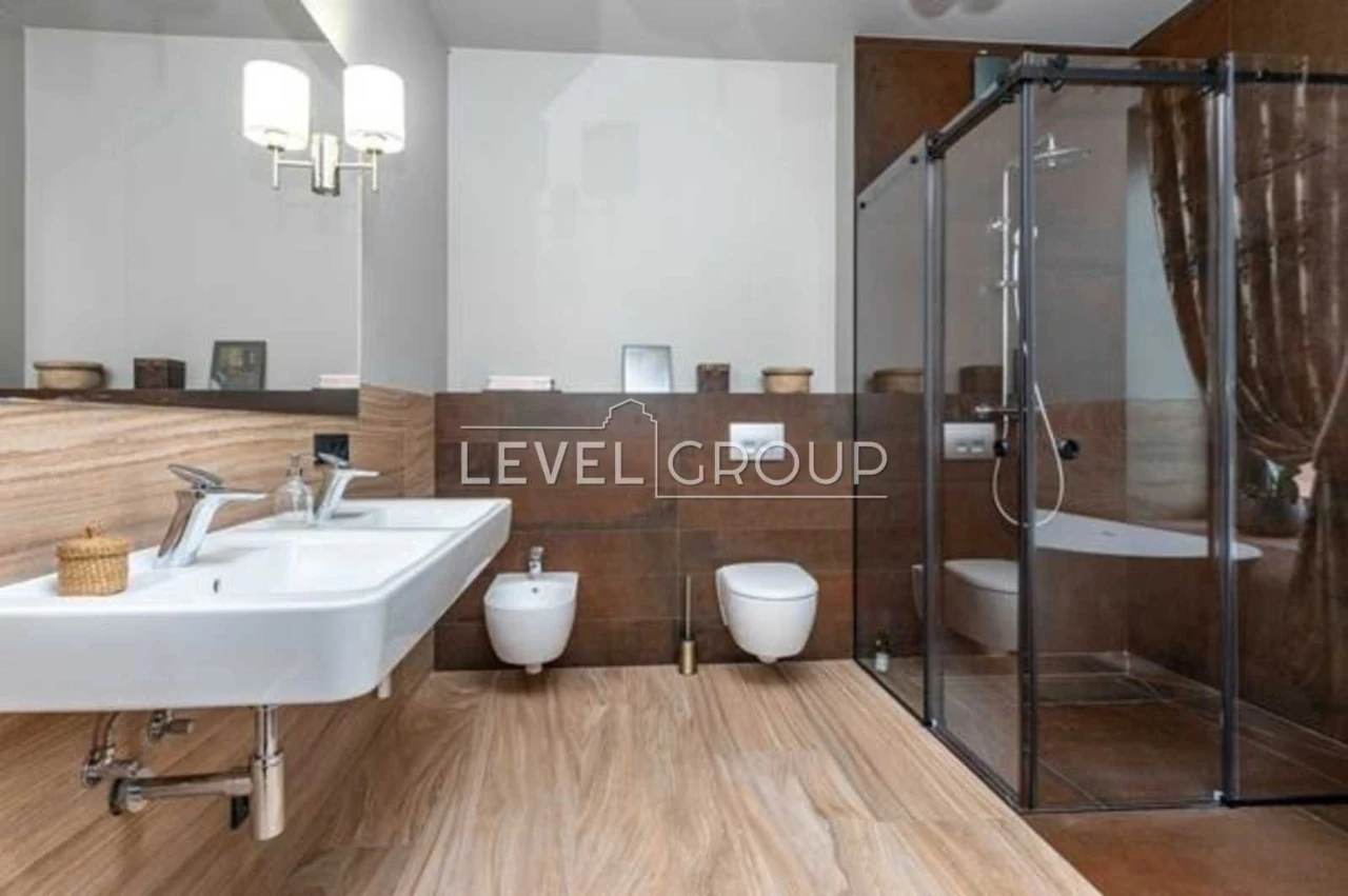 Продається сучасний будинок 290 м² з 3 терасами та 2 камінам