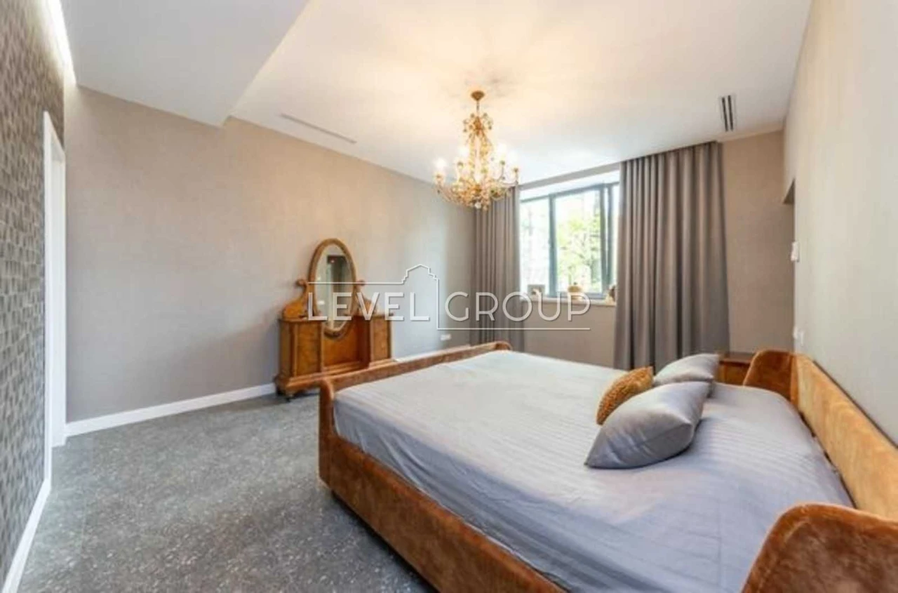 Продається сучасний будинок 290 м² з 3 терасами та 2 камінам