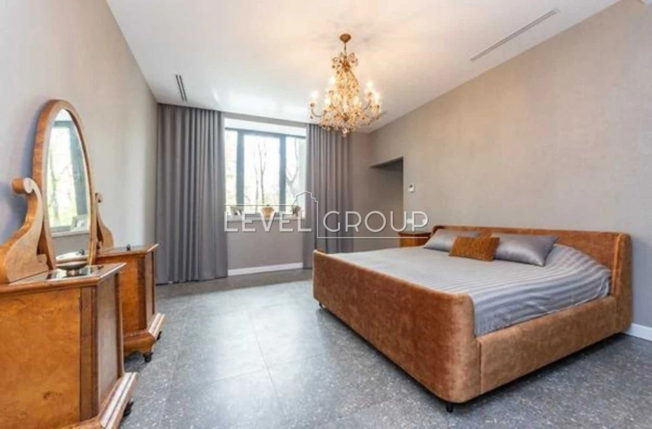 Продається сучасний будинок 290 м² з 3 терасами та 2 камінам