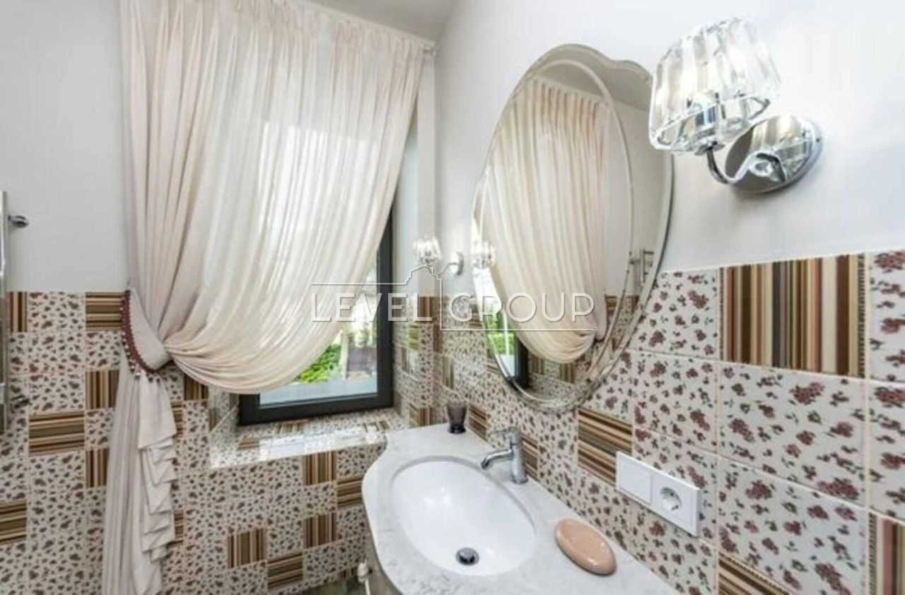 Продається сучасний будинок 290 м² з 3 терасами та 2 камінам