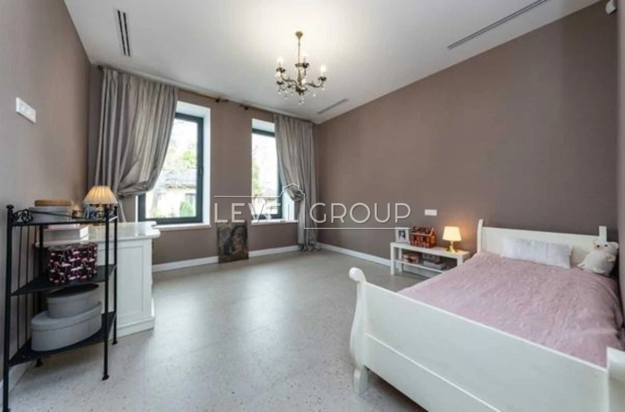 Продається сучасний будинок 290 м² з 3 терасами та 2 камінам