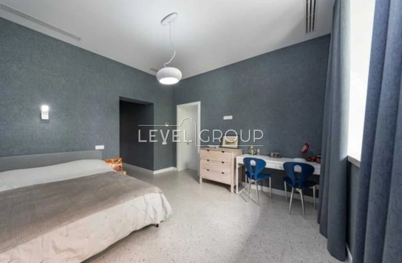 Продається сучасний будинок 290 м² з 3 терасами та 2 камінам