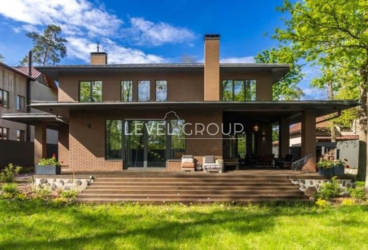 Продається сучасний будинок 290 м² з 3 терасами та 2 камінам