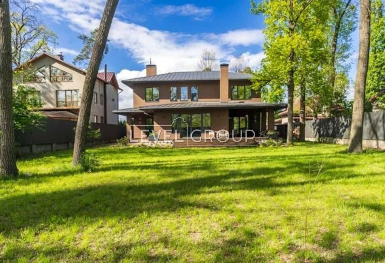 Продається сучасний будинок 290 м² з 3 терасами та 2 камінам
