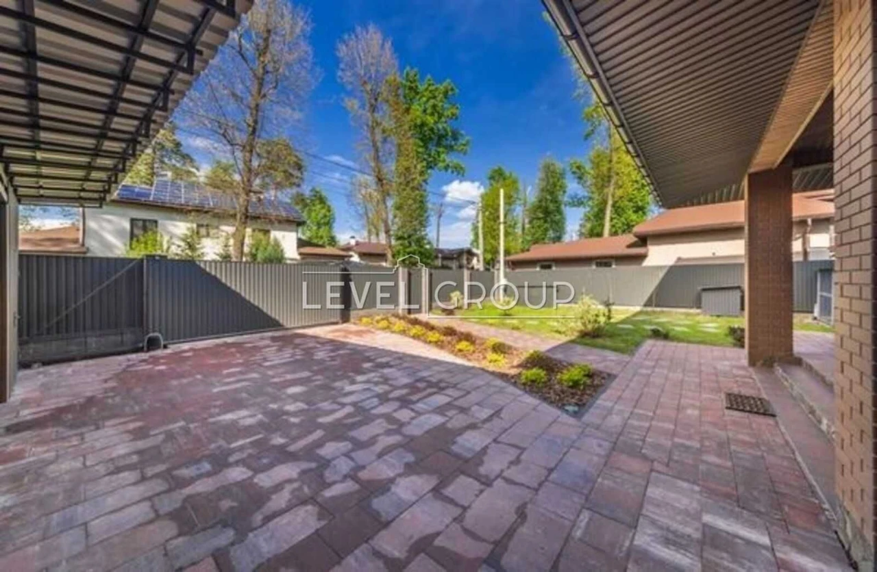 Продається сучасний будинок 290 м² з 3 терасами та 2 камінам