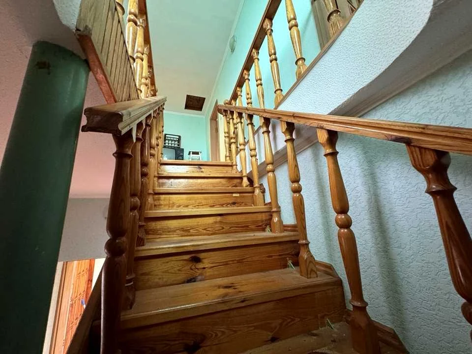 Будинок. Буча, Дружби