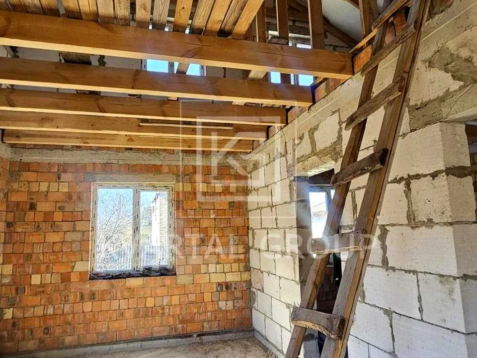 Будинок. Буча, квіткова