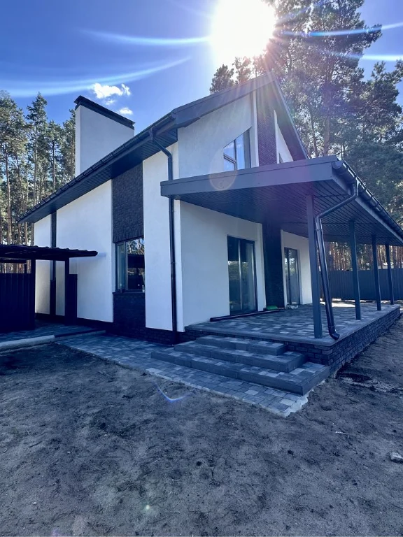 Будинок з оздобленням у лісовій Бучі