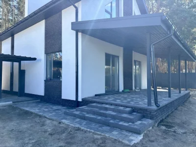 Будинок з оздобленням у лісовій Бучі