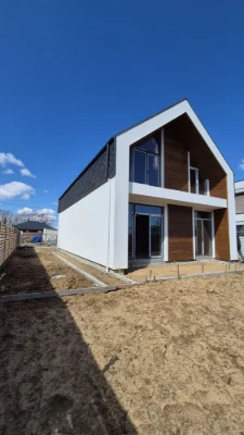 Великий будинок з найуращих матеріалів, комунікації підведен