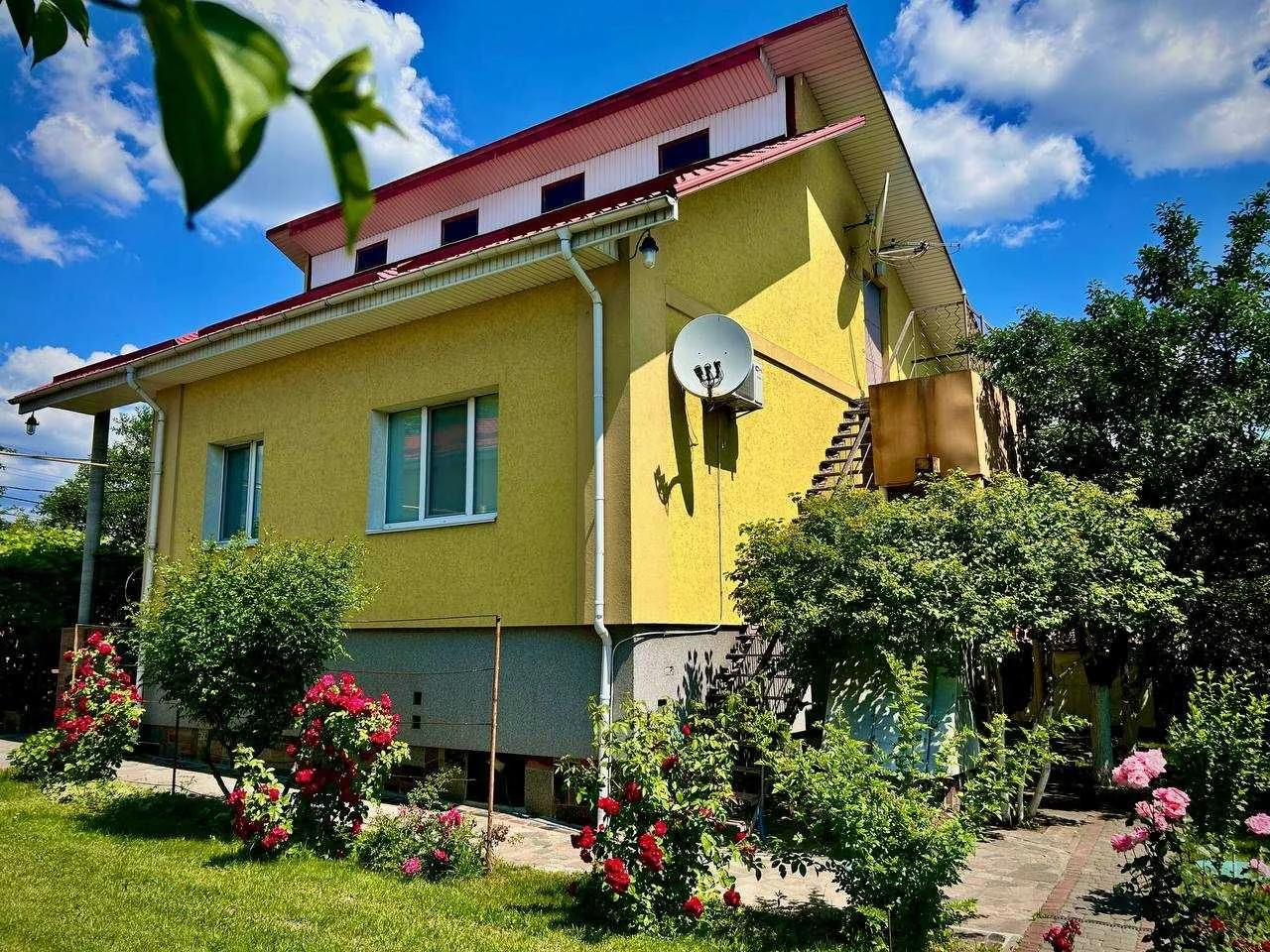 Продається два будинки на ділянці 8.5 соток, центр міста Буч