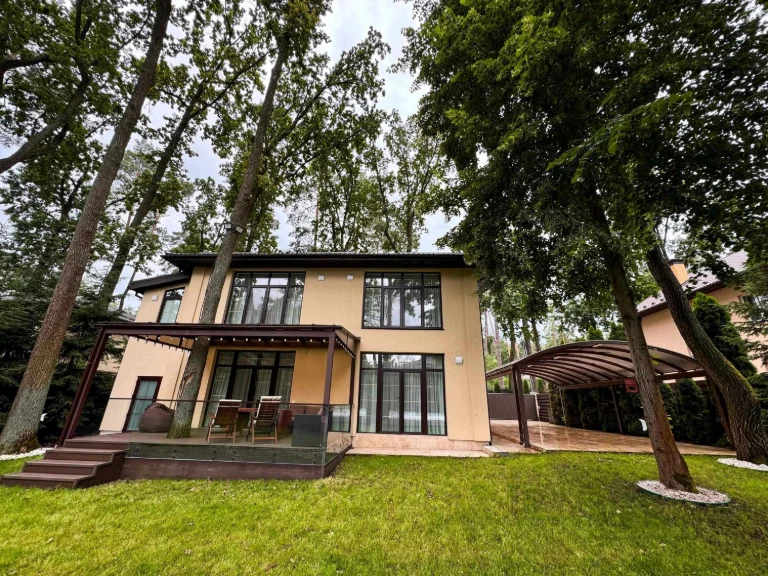 Продаж Лісова Буча: будинок 220 м² з ремонтом, 10 соток, бас