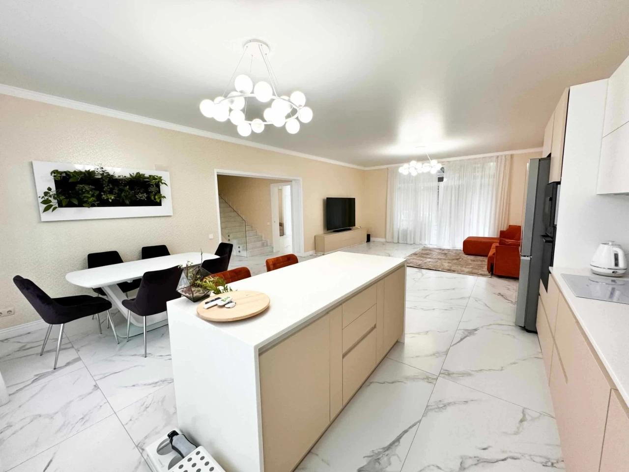 Продаж Лісова Буча: будинок 220 м² з ремонтом, 10 соток, бас