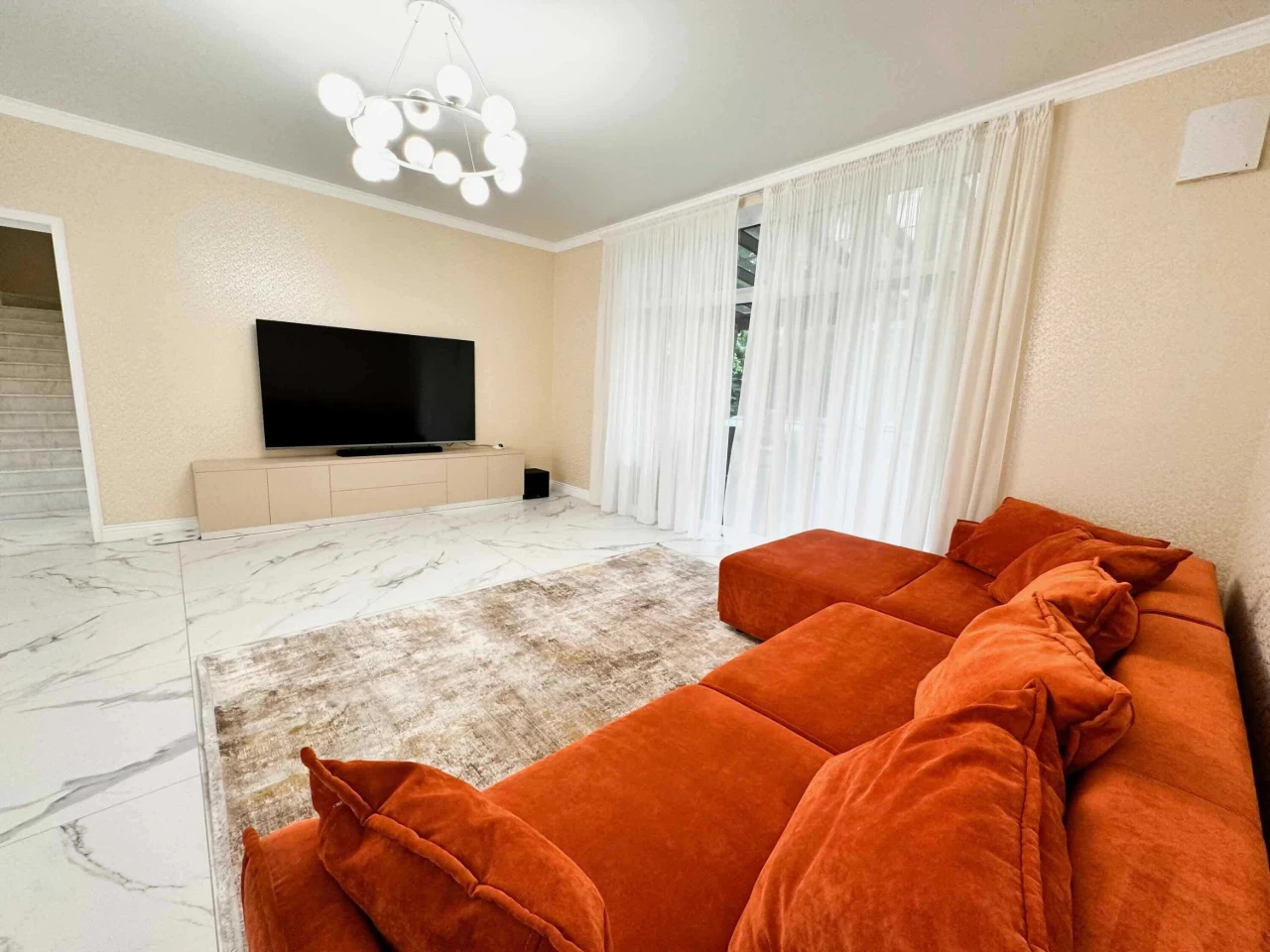 Продаж Лісова Буча: будинок 220 м² з ремонтом, 10 соток, бас