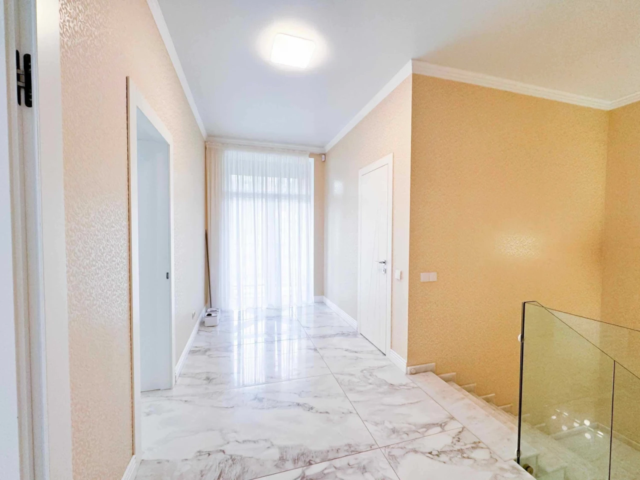 Продаж Лісова Буча: будинок 220 м² з ремонтом, 10 соток, бас