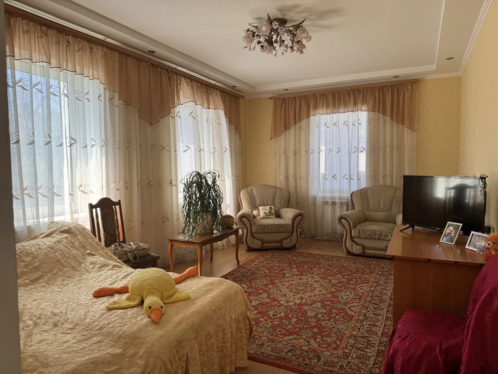 Будинок з великою  ділянкою Буча