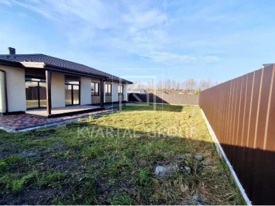 Будинок. Буча, Євгена Плужника вул.