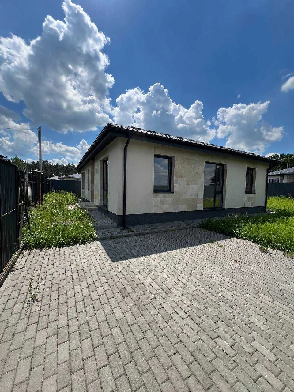 Одноповерховий будинок у Лісовій Бучі — поруч ліс, озеро та