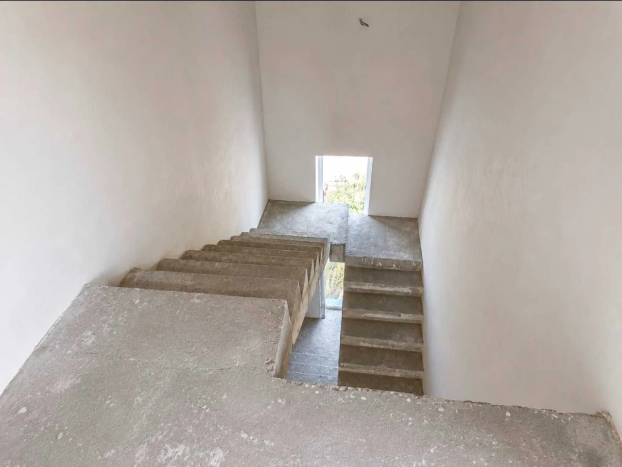 Таунхаус в Бучі з початковим ремонтом, 3 поверхи, 77 000 $.