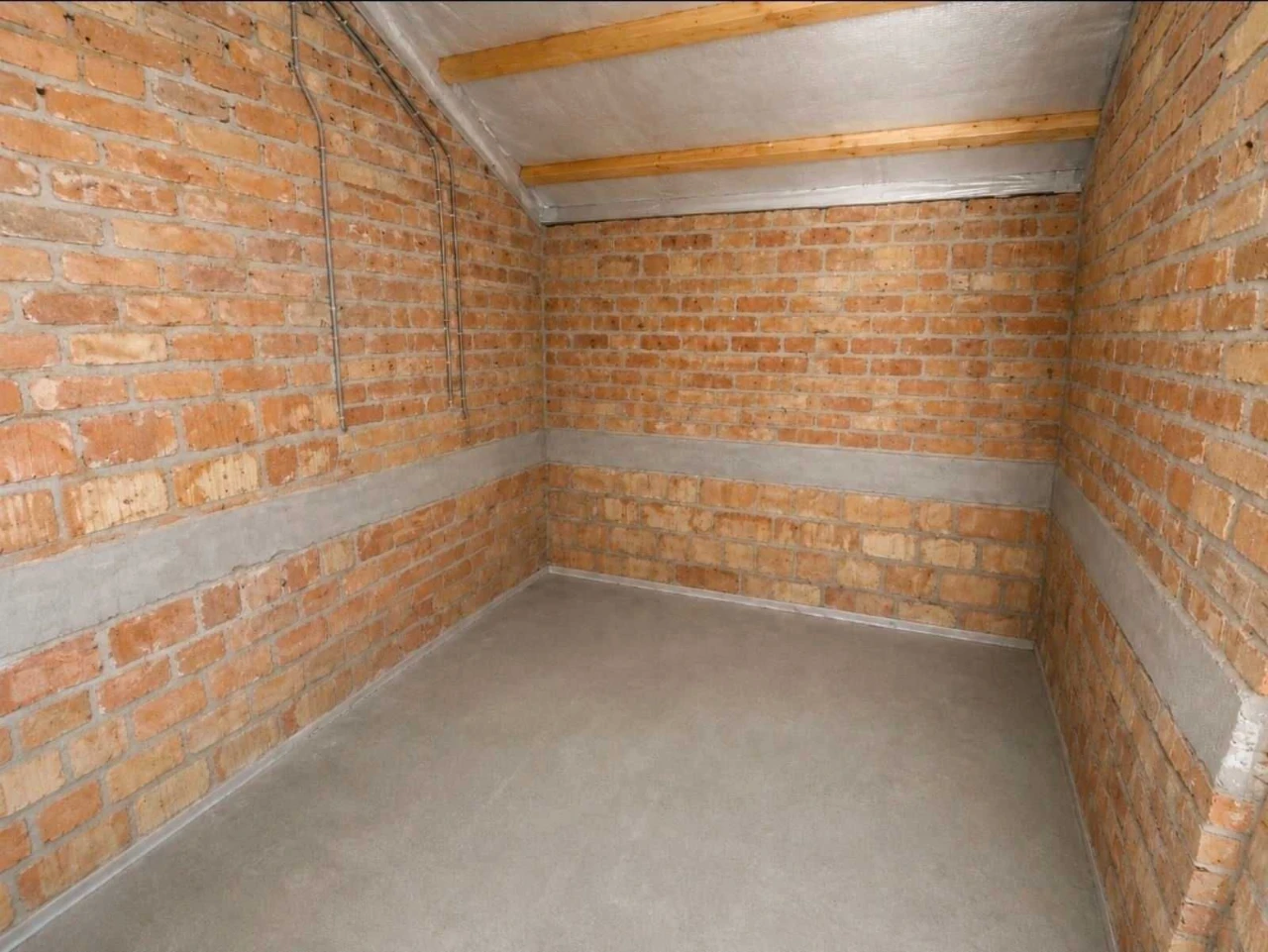 Таунхаус в Бучі з початковим ремонтом, 3 поверхи, 77 000 $.