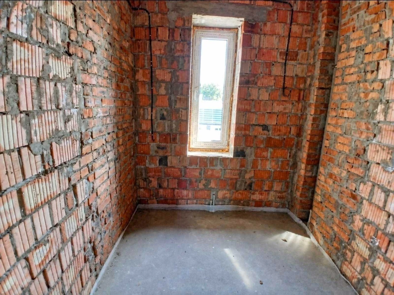 Таунхаус в Бучі з початковим ремонтом, 3 поверхи, 77 000 $.