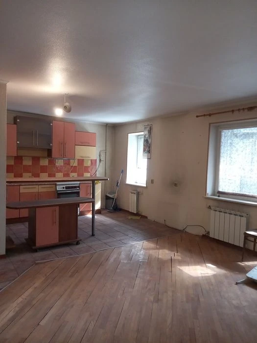 One-room apartment for sale, 2 minutes from Kholodnaya Gora metro station.