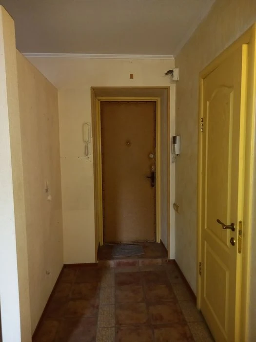 One-room apartment for sale, 2 minutes from Kholodnaya Gora metro station.