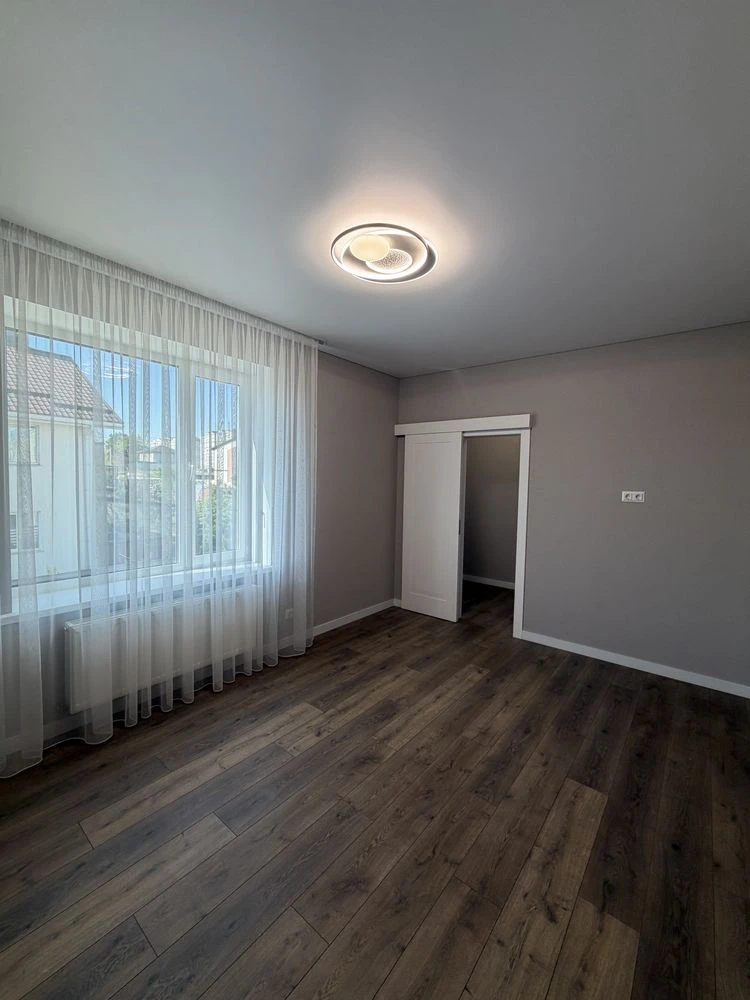 Продам таунхаус з новим ремонтом, 4 кімнати, газ  175.000 $