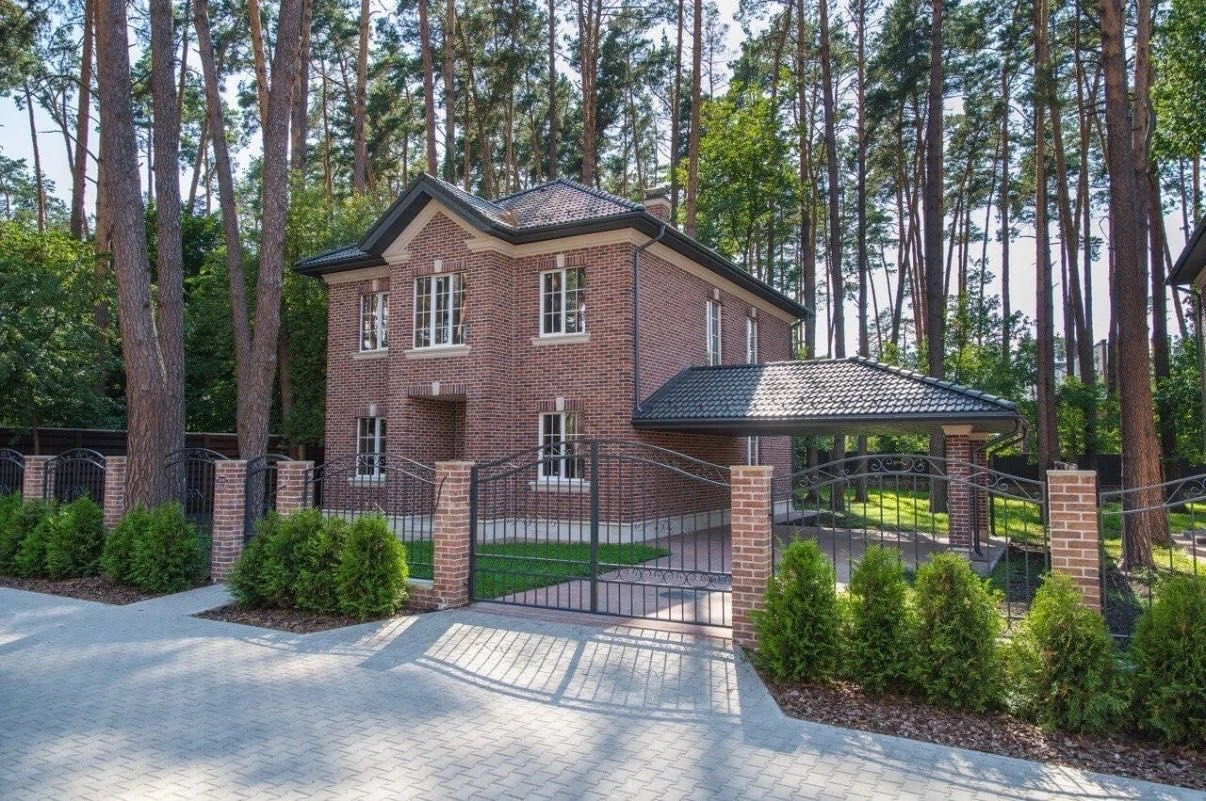 Окремий будинок м.Буча, район Бістро Пекаря, 256 м2+8 соток,