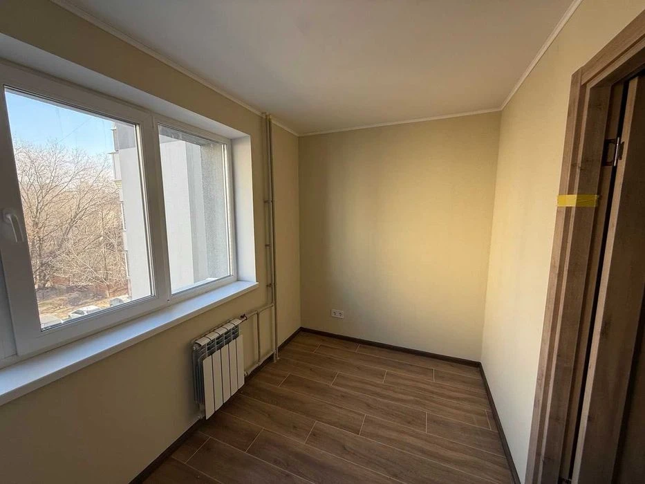 Продам велику 1-кімнатну квартиру з ремонтом та гаражем Мали