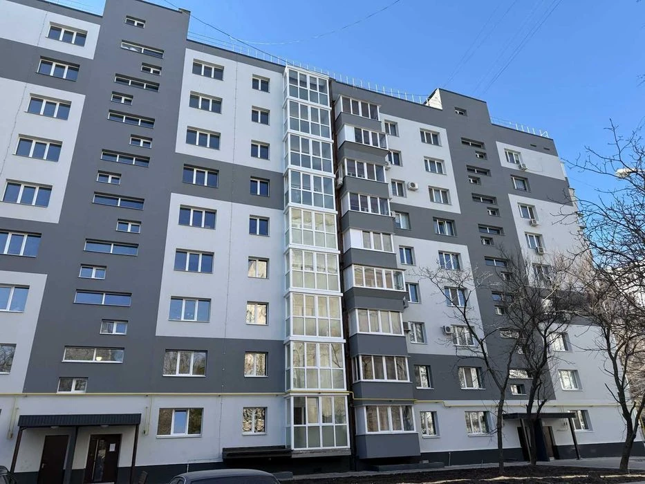 Продам велику 1-кімнатну квартиру з ремонтом та гаражем Мали