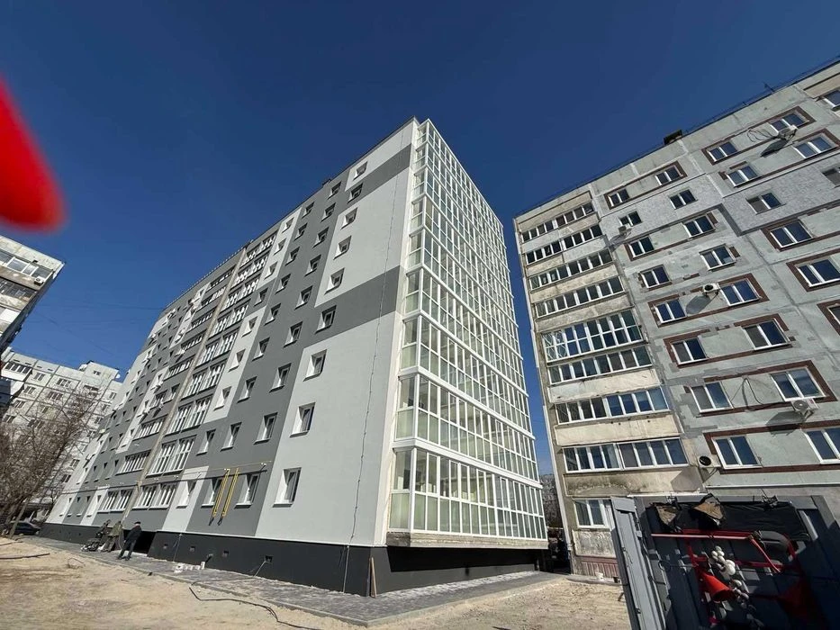 Продам велику 1-кімнатну квартиру з ремонтом та гаражем Мали