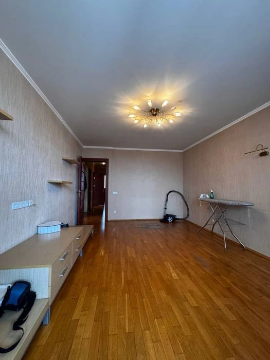 Продажа: 4-х комнатная квартира возле ТЦ Нагорка. В близ пар