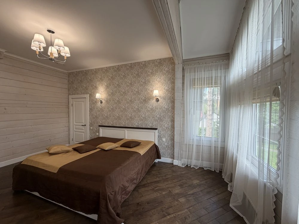 Продаж будинку 250 м2 з ремонтом на 14 сотках землі в Бучі.