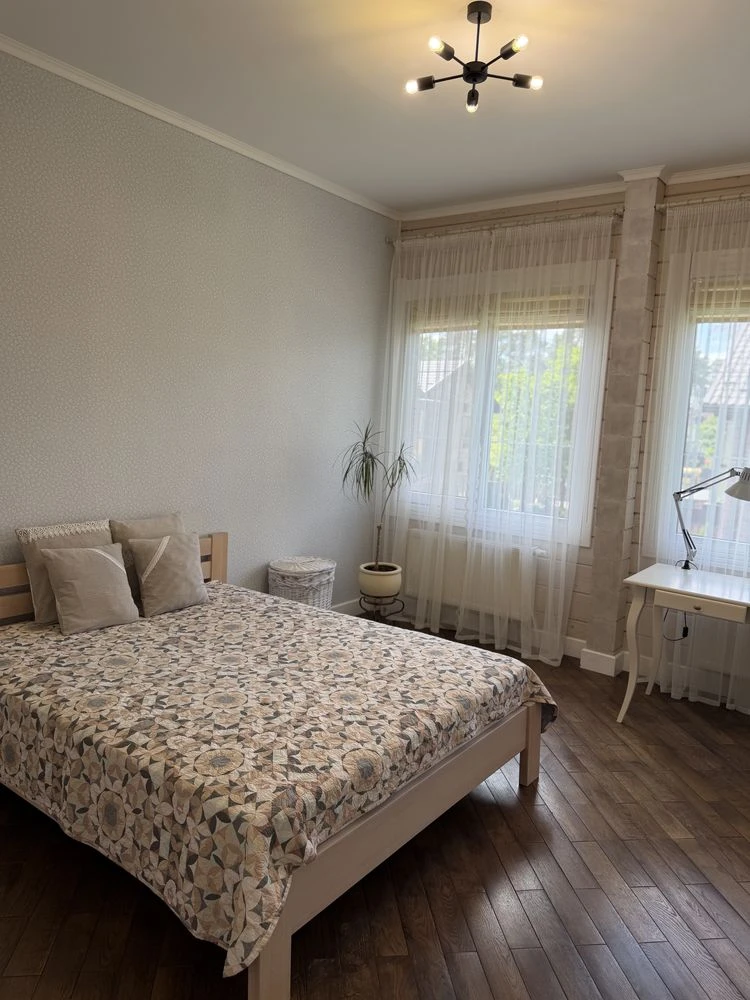 Продаж будинку 250 м2 з ремонтом на 14 сотках землі в Бучі.